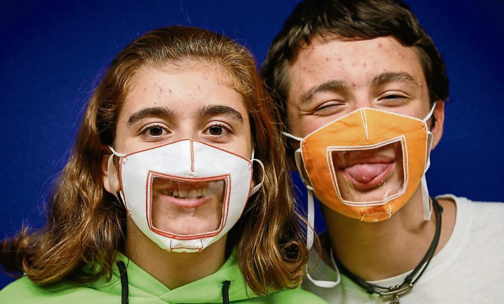 Imagen: niños llevando mascarillas semitransparentes