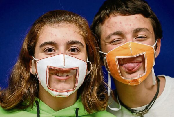 Imagen: niños llevando mascarillas semitransparentes