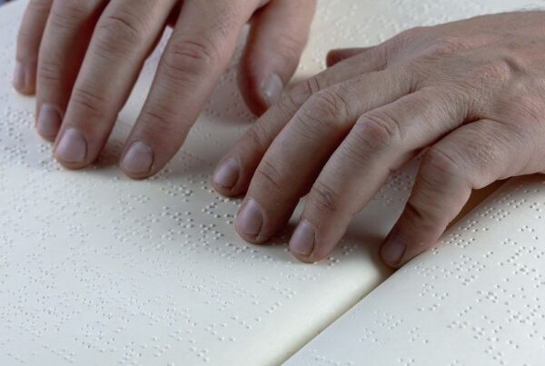 manos leyendo braille