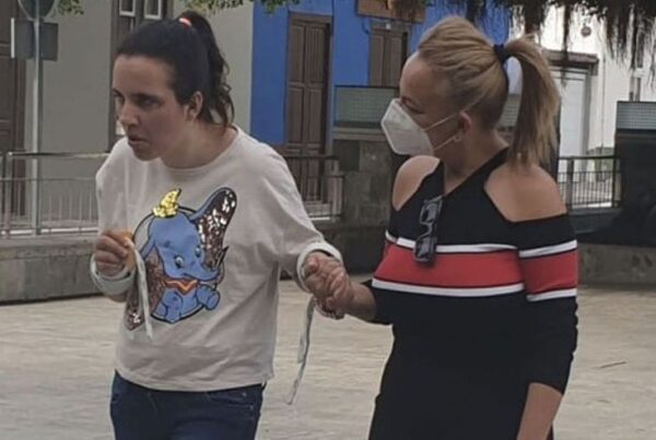 Imagen: madre con su hija, que tiene discapacidad