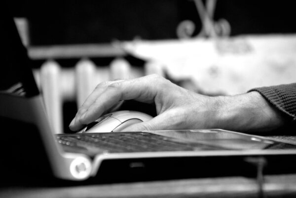 Persona escribiendo en el teclado de un ordenador.