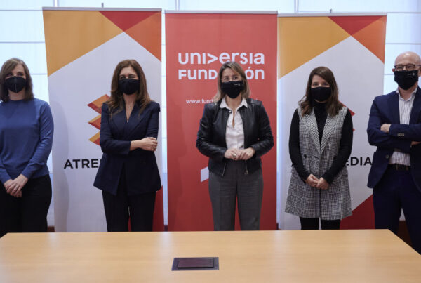 Responsables de Fundación Universia y Atresmedia en la firma del acuerdo por el que otorgarán becas a personas con discapacidad para cursar estudios vinculados al sector audiovisual.