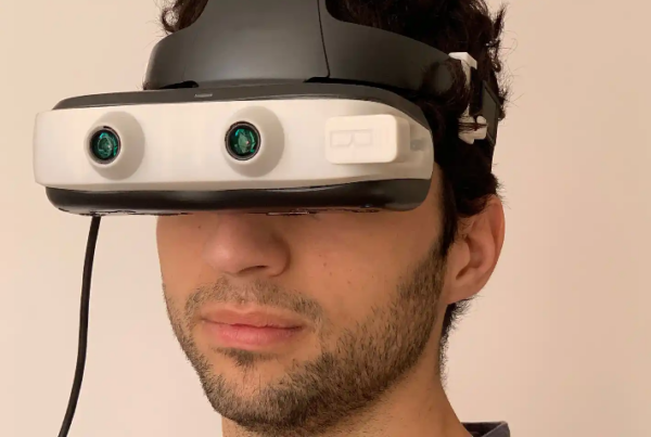 Hombre joven con las gafas inteligentes Biel