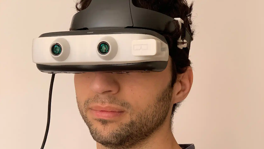 Hombre joven con las gafas inteligentes Biel