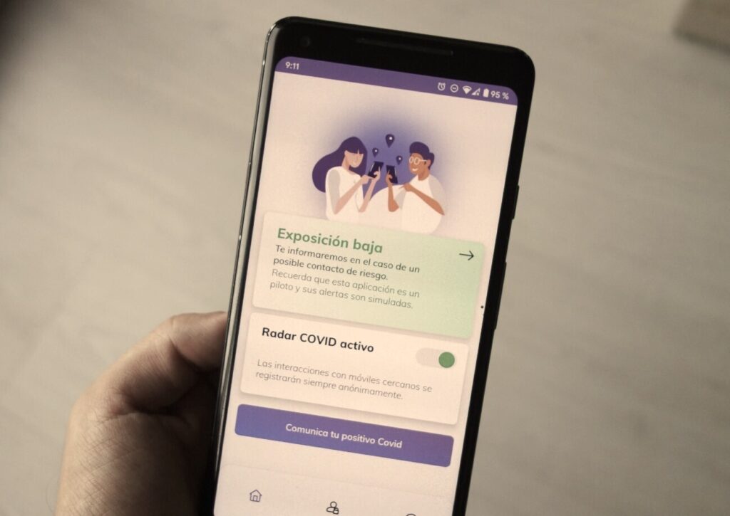 Móvil que muestra en pantalla la App Radar Covid.