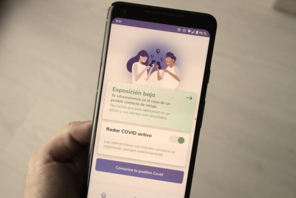 Móvil que muestra en pantalla la App Radar Covid.