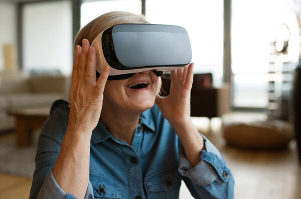 Persona con Alzheimer usa las gafas de musicoterapia.