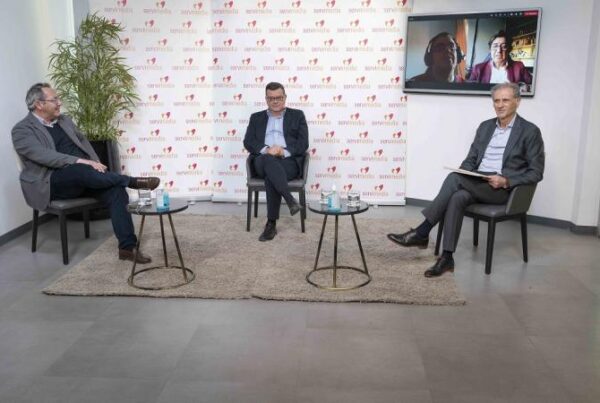 Tres personas sentadas en el plató de Planeta Fácil TV, en la nueva emisión del programa realizado por personas con discapacidad.