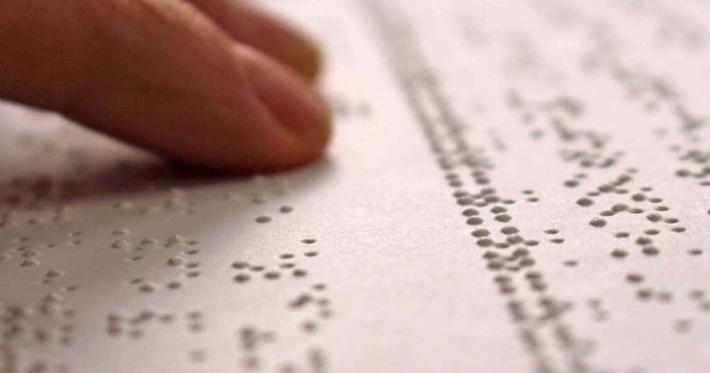 Persona leyendo texto en braille
