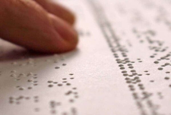 Persona leyendo texto en braille