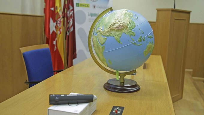 Globo terráqueo accesible en un aula.