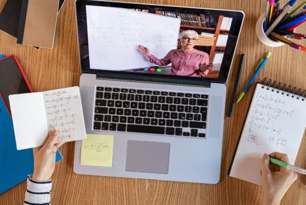 Ordenador con imagen de formación impartida online