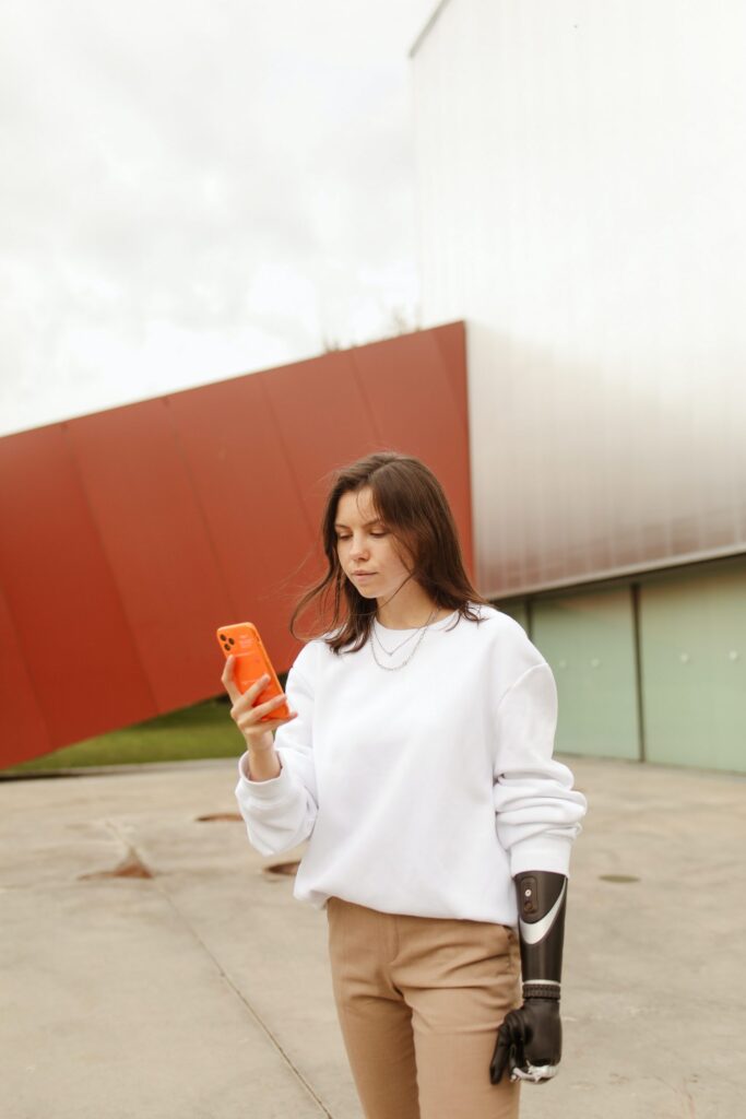 Estudiante con discapacidad mirando su móvil.