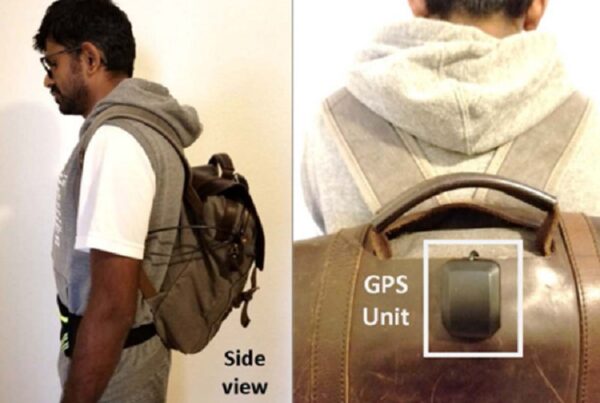 Un chico lleva la mochila equipada con visor y gps.