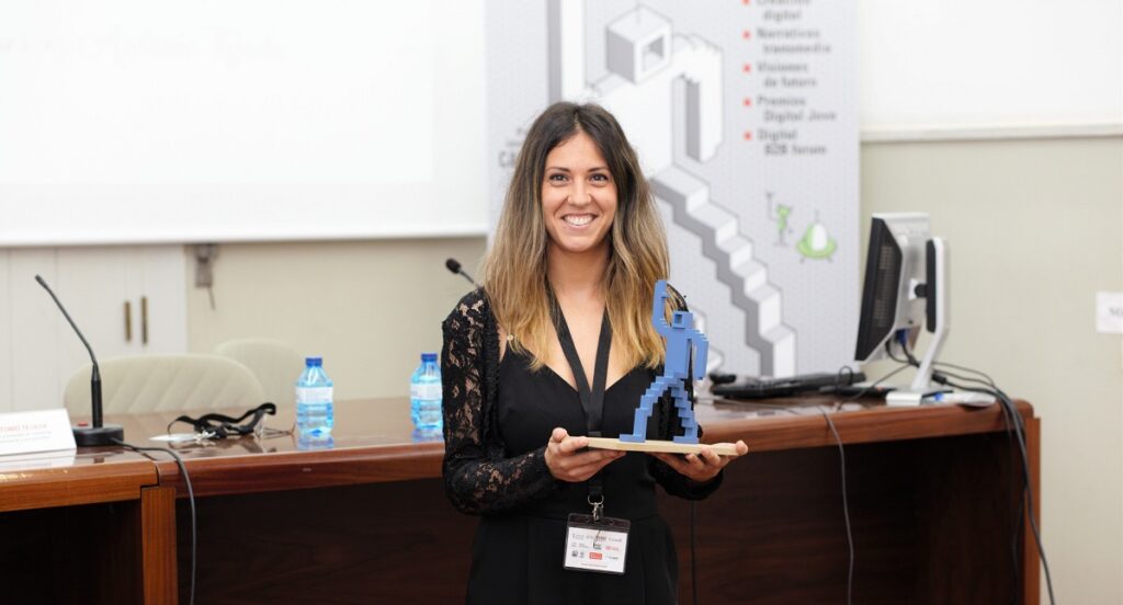 Fotografía de mireia Cabañes recibiendo un premio