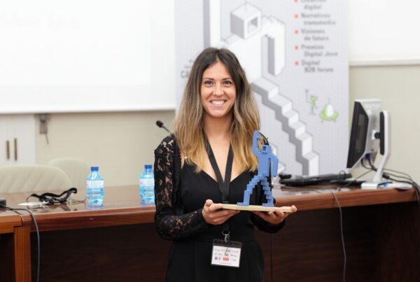Fotografía de mireia Cabañes recibiendo un premio