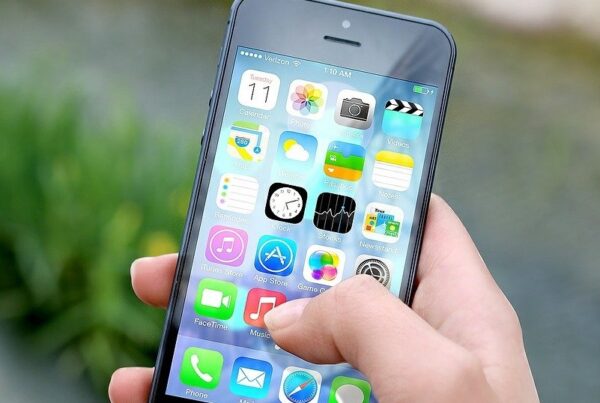 Pantalla de móvil con iconos de varias aplicaciones
