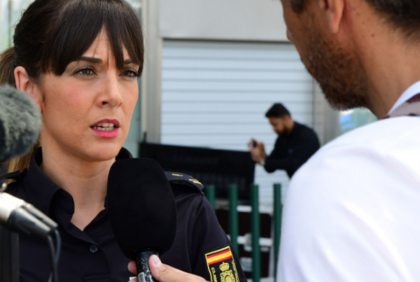 Portavoz de la policía nacional hablando con medios de comunicación