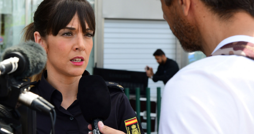 Portavoz de la policía nacional hablando con medios de comunicación
