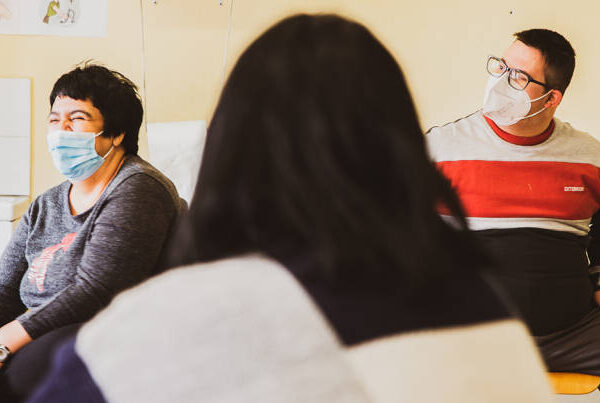 Personas con discapacidad participando en uno de los talleres creativos del proyecto Trampolín.