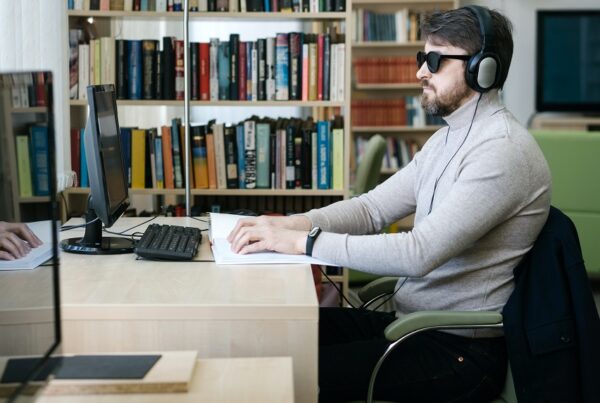 Fotografía de un hombre ciego trabajando con un ordenador
