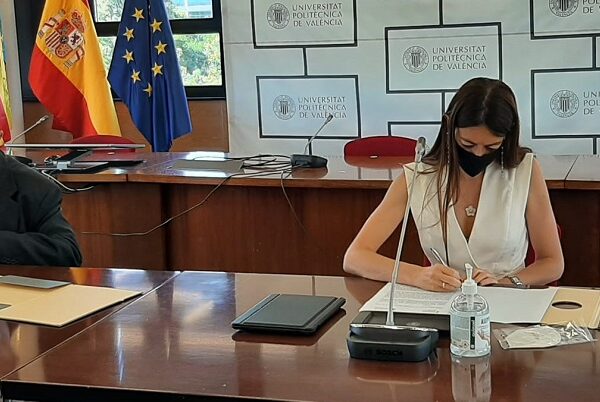 La consellera de innovación y universidades, Carolina Pascual, firma la renovación del convenio con la UPV para dar continuidad a la cátedra Dicatic