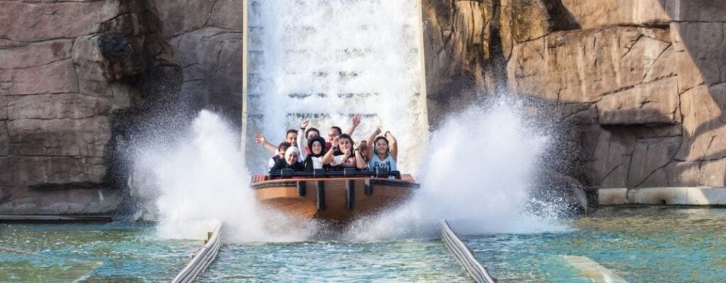 Fotografía de un grupo de personas en un parque de atracciones