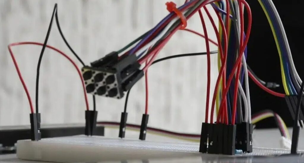 Fotografía de un dispositivo electrónico con muchos cables de diferentes colores