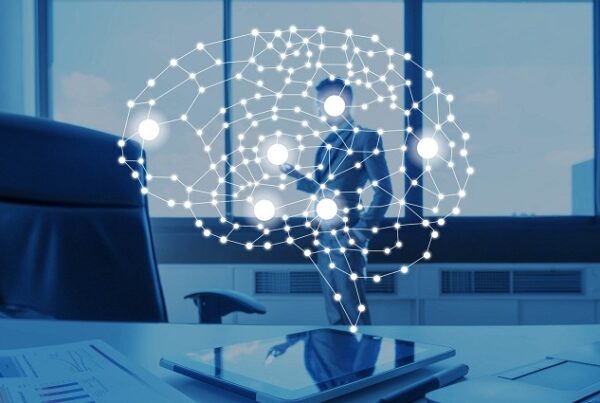 Imagen gráfica de un hombre con traje y un cerebro digitalizado en blanco