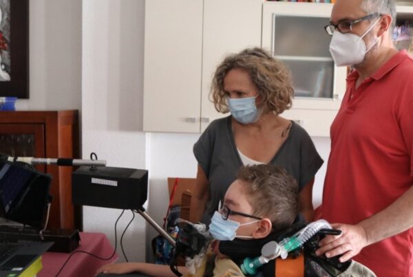 Fotografía del adolescente que ha diseñado un sistema de comunicación para personas sin capacidad de habla con sus padres