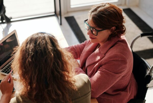 Persona en silla de ruedas trabajando con un ordenador portátil