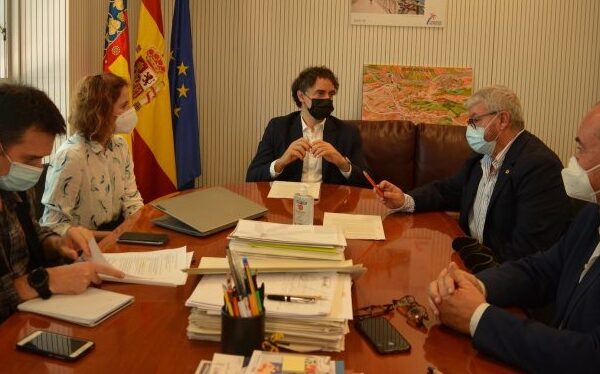 El representante de GVA Turisme, Francesc Colomer, con representantes de Cocemfe
