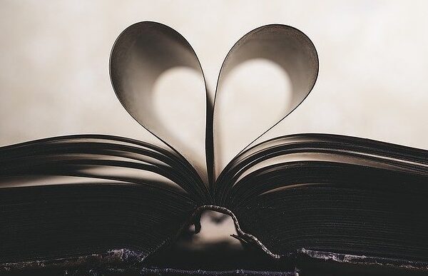 Libro abierto, con dos hojas formando la figura de un corazón