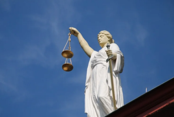 Fotografía de una estatua que representa la Justicia