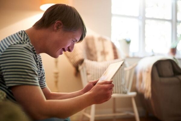 Hombre joven con Síndrome de Down utilizando un ipad