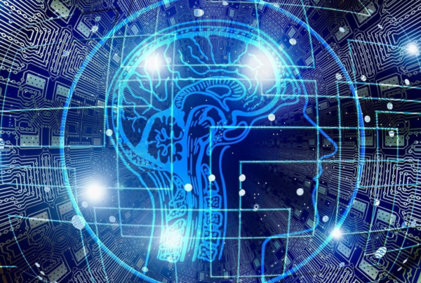 Imagen de cabeza transparente con cerebro, recibiendo señales tecnológicas.