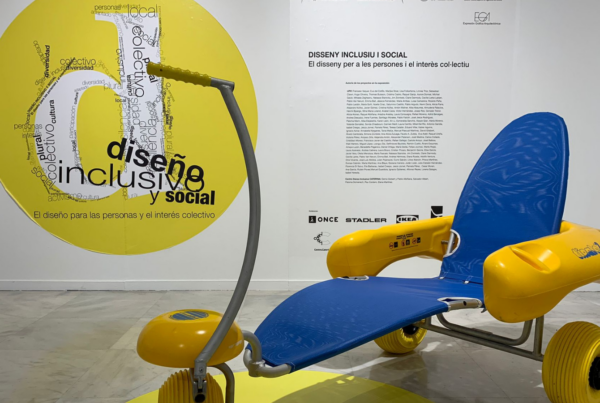 imagen de la exposición, con una silla adaptada
