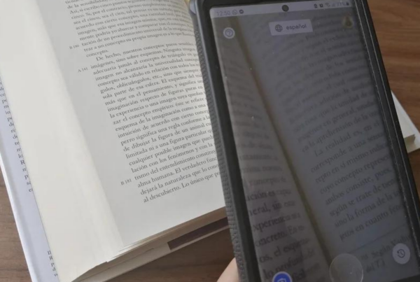 Un libro y un móvil con una aplicación de lectura activada
