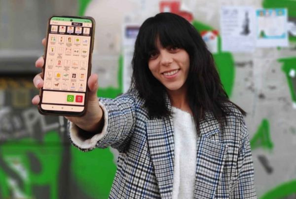 Mujer joven con un teléfono móvil.