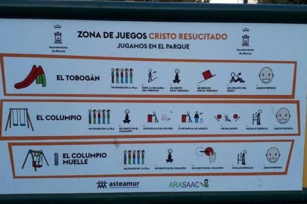 Símbolos de accesibilidad cognitiva en un parque infantil