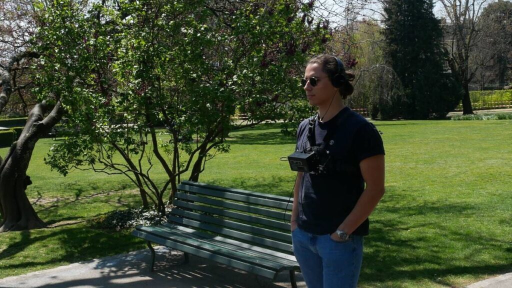 Hombre joven con el chaleco inteligente puesto