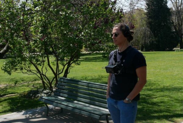 Hombre joven con el chaleco inteligente puesto