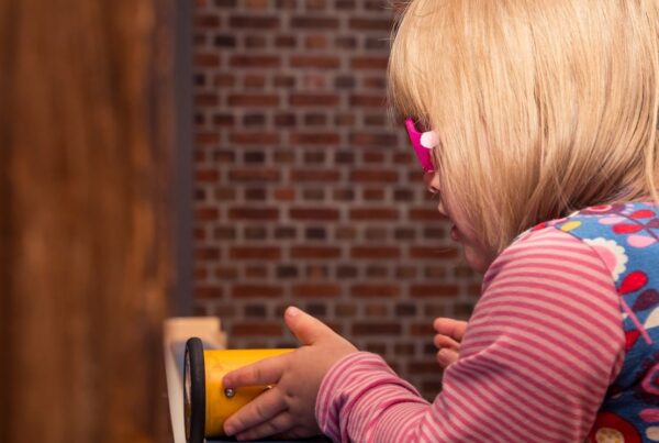 Niña con Síndrome de down jugando