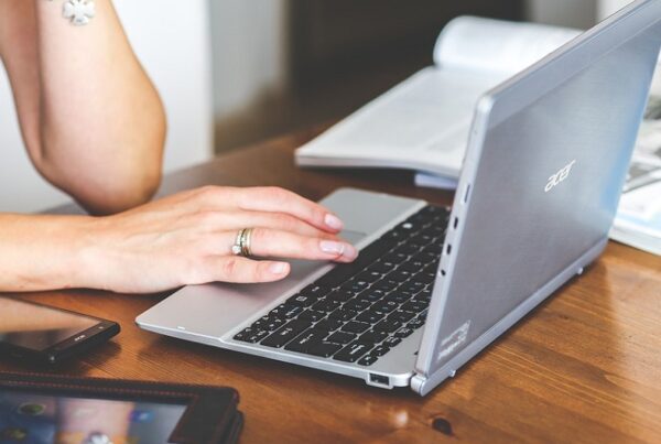 Imagen ilustrativa de una persona utilizando un ordenador