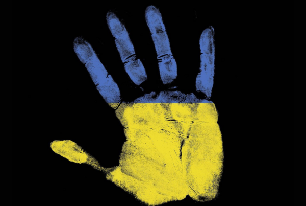 Palma de mano abierta, con los colores de la bandera de Ucrania, amarillo y azul.