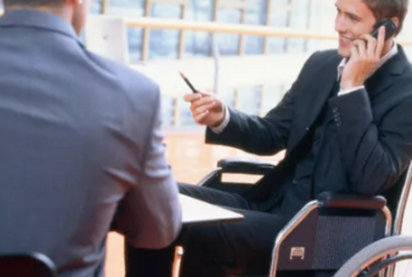 Imagen ilustrativa: una persona sentada en silla de ruedas hablando por teléfono