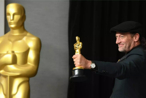 El director de la película CODA recogiendo uno de los tres Premios Oscar que ha obtenido