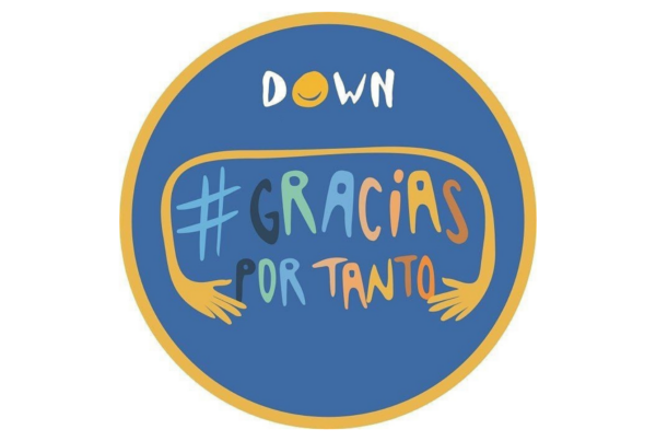 Imagen gráfica de la campaña 'Gracias por tanto' de Down España con motivo del Día Mundial del Síndrome de Down. Un gran círculo azul con letras de colores rodeadas por dos brazos