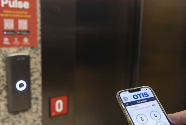 Imagen de un móvil con la aplicación Pulse y un ascensor al fondo