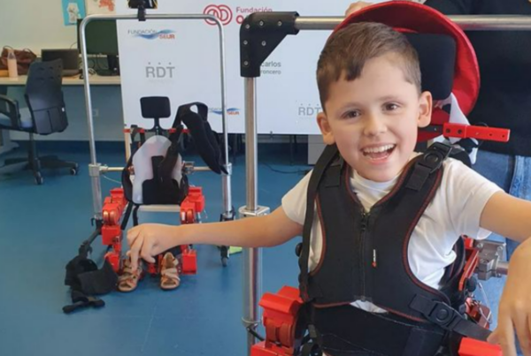 Fotografía del niño Jorge sonriendo en su primer día en el colegio con su exoesqueleto